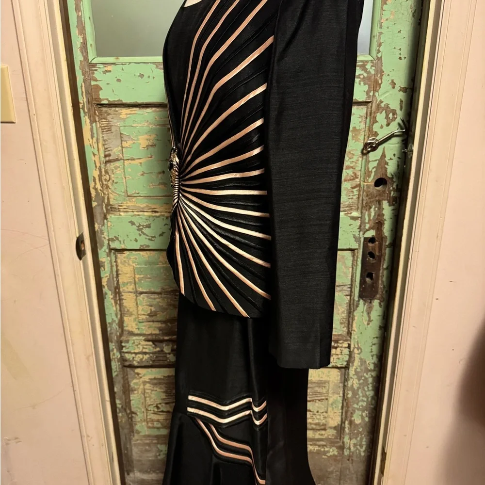 Elegant Black and White Women's Dress Suit - Picture 5 of 16